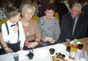 Filip z babciami i dziadkiem